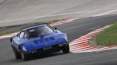 Coupes de Printemps 2016 - Lancia Stratos HF bleu 3/4 avant droit penché