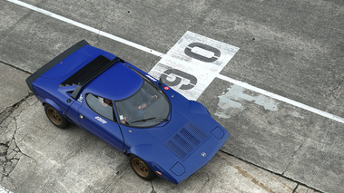 Coupes de Printemps 2016 - Lancia Stratos HF bleu 3/4 avant droit vue de haut