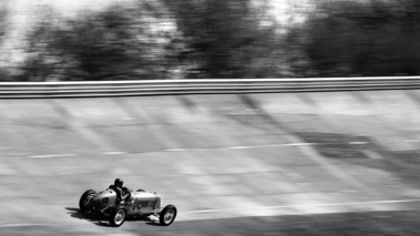 Coupes de Printemps 2017 - Maserati 8CM rouge 3/4 arrière droit filé N&B