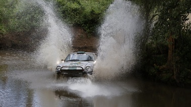 Datsun 240Z, gris, action face, gué