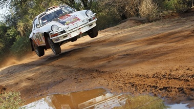 Porsche 911 blanc, jump reflet flaque