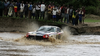 Datsun 240Z, action gué, 3-4 avg