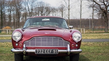 God Save The Car 2018 - Aston Martin DB4 bordeaux face avant