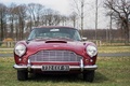 God Save The Car 2018 - Aston Martin DB4 bordeaux face avant