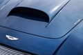 God Save The Car 2018 - Aston Martin DB4 GT bleu logo capot