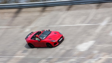 God Save The Car 2018 - Jaguar F-Type SVR rouge 3/4 avant droit filé