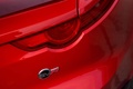 God Save The Car 2018 - Jaguar F-Type SVR rouge logo coffre