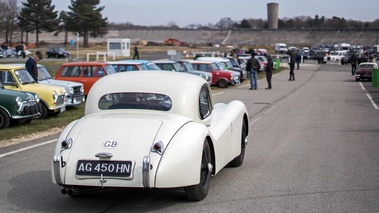 God Save The Car 2018 - Jaguar XK120 FHC blanc 3/4 arrière droit