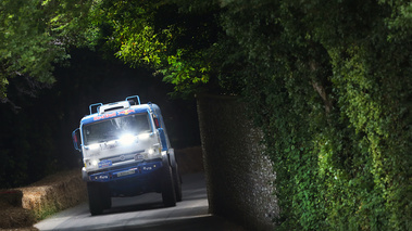 Goodwood Festival of Speed 2017 - camion Dakar blanc face avant penché