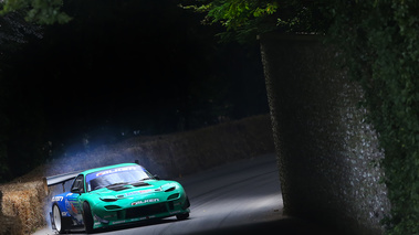 Goodwood Festival of Speed 2017 - Mazda RX-7 vert 3/4 avant droit penché