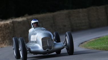 Goodwood Festival of Speed 2017 - Mercedes gris 3/4 avant droit penché