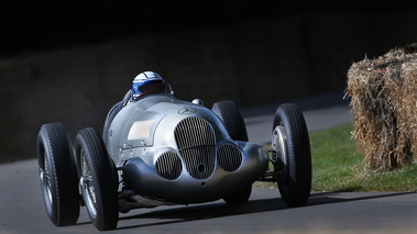 Goodwood Festival of Speed 2017 - Mercedes gris 3/4 avant droit penché