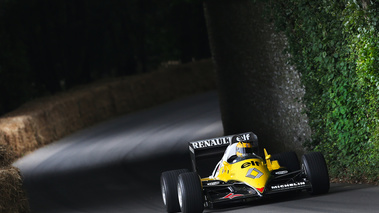 Goodwood Festival of Speed 2017 - Renault F1 blanc/jaune 3/4 avant droit penché