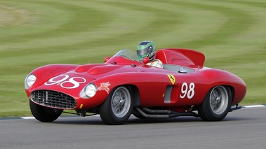 Goodwood Revival - Ferrari rouge, action 3-4 avg