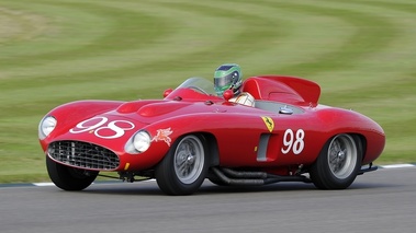 Goodwood Revival - Ferrari rouge, action 3-4 avg