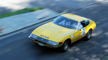 Grand Prix de Montreux 2012 - Ferrari 365 GTB/4 Daytona jaune 3/4 avant gauche filé vue de haut