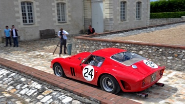 GTO Tour 2012 - Ferrari 250 GTO rouge 3/4 arrière gauche filé vue de haut