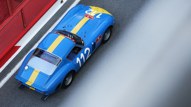 GTO Tour 2017 - Ferrari 250 GTO bleu/jaune 3/4 arrière droit vue de haut