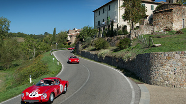 GTO Tour 2017 - Ferrari 250 GTO rouge 3/4 avant gauche vue de haut