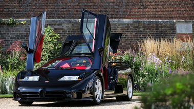 Hampton Court Palace Concours of Elegance 2017 - Bugatti EB110 SS noir 3/4 avant gauche portes ouvertes