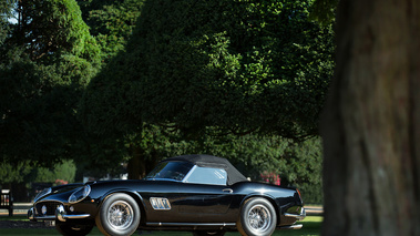 Hampton Court Palace Concours of Elegance 2017 - Ferrari 250 GT California Spider noir 3/4 avant gauche