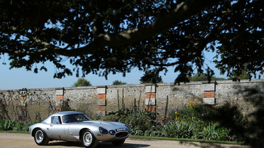 Hampton Court Palace Concours of Elegance 2017 - Jaguar Type E Lowdrag gris 3/4 avant droit