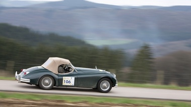 Jaguar XK120 roadster, action filé drt