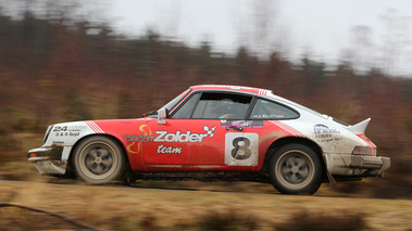 Porsche 911, rouge+blanc, profil gch