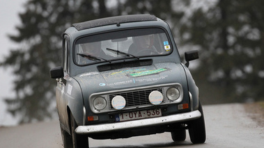 Renault 4, noire, action face