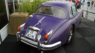 Vente Artcurial LMC 2012 - Jaguar XK150 violet 3/4 arrière droit