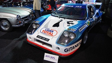 Vente Artcurial LMC 2012 - Ligier JS2 bleu/blanc 3/4 avant gauche