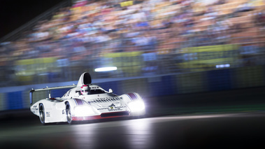 Le Mans Classic 2016 - Porsche 936 blanc 3/4 avant droit filé penché