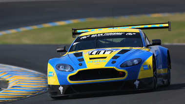 Le Mans Classic 2018 - Aston Martin V8 Vantage GT2 bleu/jaune face avant