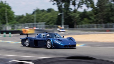 Le Mans Classic 2018 - Maserati MC12 Corsa bleu 3/4 avant droit filé