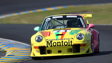 Le Mans Classic 2018 - Porsche 993 GT2 jaune/rose face avant