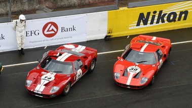 2 Ford GT40 rouge, plongée,