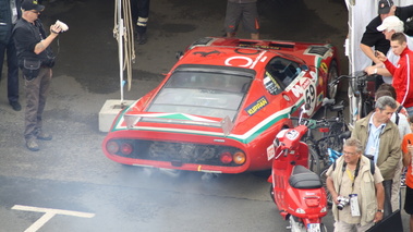 Ferrari 612, rouge fumée, plongée