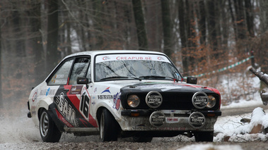 Ford Escort blanche, action 3-4 avd