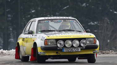 Opel Ascona, blanc +jaune, action face