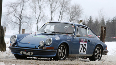 Porsche 911 bleu, action 3-4 avg