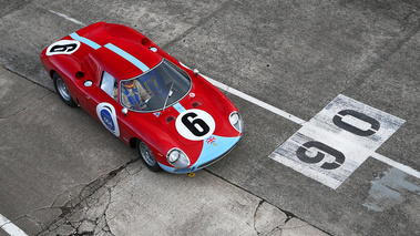 Les Grandes Heures Automobiles 2015 - Ferrari 250 LM rouge 3/4 avant droit vue de haut