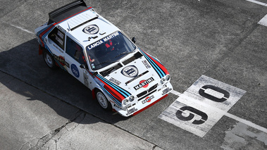 Les Grandes Heures Automobiles 2015 - Lancia Delta Groupe B Martini 3/4 avant droit vue de haut