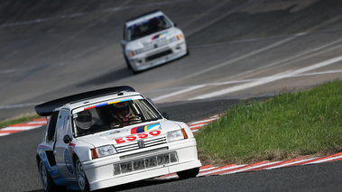 Les Grandes Heures Automobiles 2015 - Peugeot 205 T16 blanc 3/4 avant droit 2