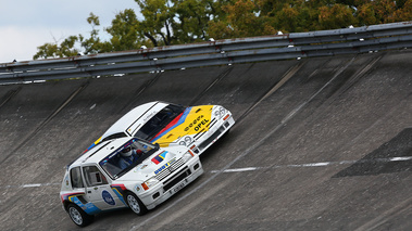 Les Grandes Heures Automobiles 2015 - Peugeot 205 T16 blanc 3/4 avant droit