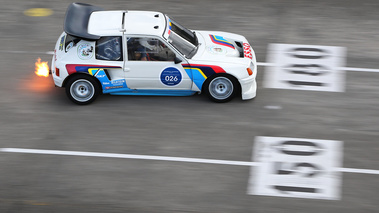 Les Grandes Heures Automobiles 2015 - Peugeot 205 T16 blanc filé vue de haut