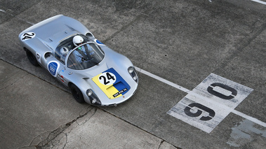 Les Grandes Heures Automobiles 2015 - Porsche 910 gris 3/4 avant droit vue de haut