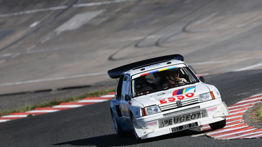 Les Grandes Heures Automobiles 2016 - Peugeot 205 T16 Goupe B blanc 3/4 avant droit penché