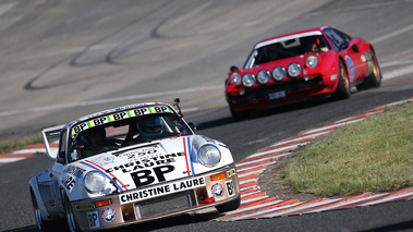 Les Grandes Heures Automobiles 2016 - Porsche 911 2.8 RSR blanc 3/4 avant droit penché