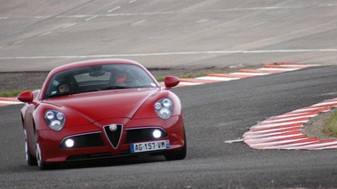 Malte à Montlhéry - Alfa Romeo 8C Competizione rouge face avant