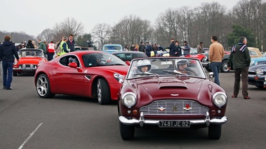 Malte à Montlhéry - Aston Martin DB4 Cabriolet bordeaux face avant